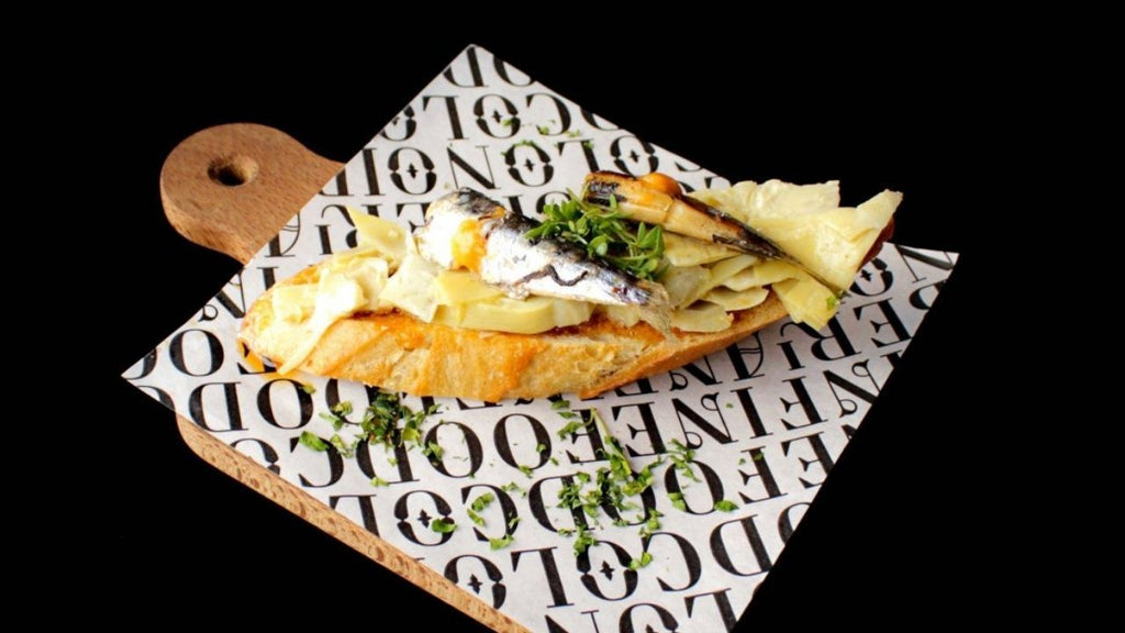 Pintxo recipe with petingas, artichokes and romesco sauce